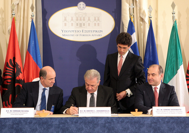Τη συμφωνία, εκ μέρους των κυβερνήσεων των τριών κρατών, υπέγραψαν ο Υπουργός Εξωτερικών Δημήτρης Αβραμόπουλος, ο Αντιπρόεδρος της Κυβέρνησης και Υπουργός Οικονομικών και Ενέργειας της Αλβανίας Edmond Haxhinasto και ο Υπουργός Ανάπτυξης της Ιταλίας Corrado Passera.