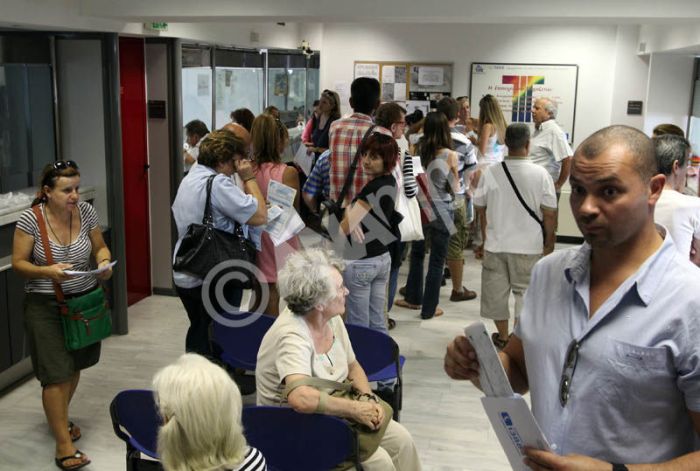 Συνωστισμός στην Εφορία Παγκρατίου από κόσμο που θέλει να εξοφλήσουν τις φορολογικές του υποχρεώσεις, Δευτέρα 1 Οκτωβρίου 2012. ΑΠΕ-ΜΠΕ/ΑΠΕ-ΜΠΕ/Παντελής Σαίτας