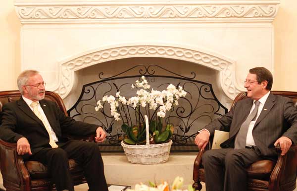 Ο  Πρόεδρος της Ευρωπαϊκής Τράπεζας Επενδύσεων κ. Werner Hoyer (αριστερά) υπέγραψε συμφωνία παροχής δανείου προς την  Κυπριακή Δημοκρατία. Θα χρηματοδοτηθούν εργαλεία για τη στήριξη των μικρομεσαίων (ΓΤΠ)